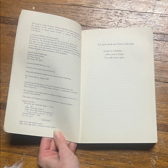 The Lucky One by Nicholas Sparks Book paperback book - Picture 6 of 12